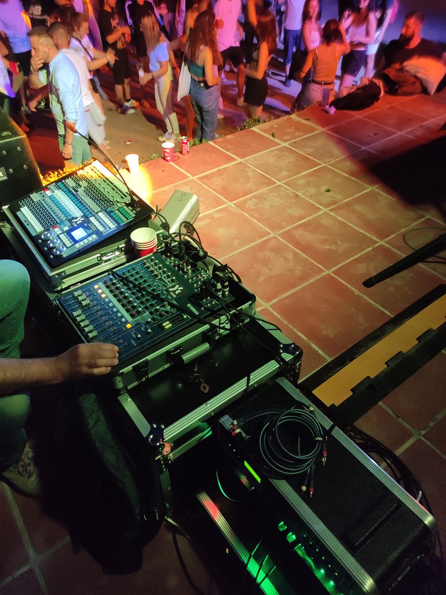 Festa amb taula de mescles
